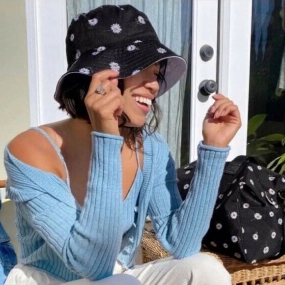 NWT - Alice + Olivia's Ao X Fabfitfun Reversible Bucket Hat In Daisy Print - Picture 14 of 16